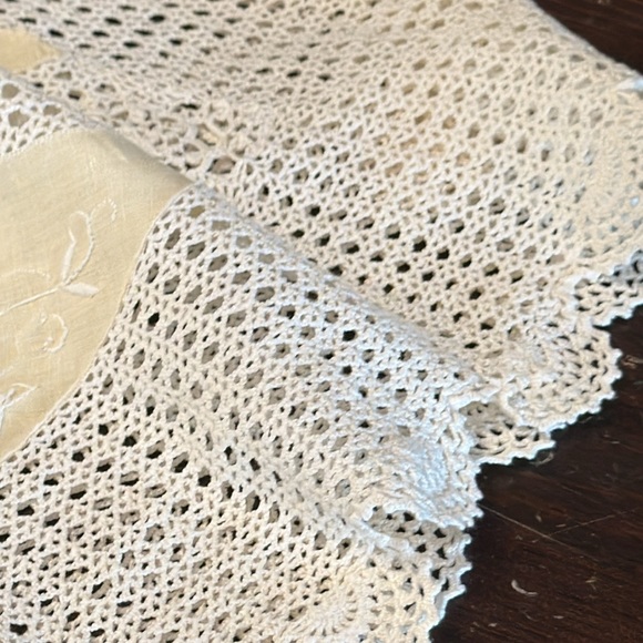 Vintage Crochet table cloth or coverlet - Picture 12 of 14